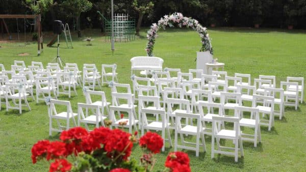 ramalaire wedding planner serveis de casament lloguer de material cadires blanques tapissades per cerimonia de lloguer