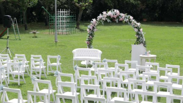 ramalaire wedding planner serveis de casament serveis de decoracio arc banc victoria i cadires blanques