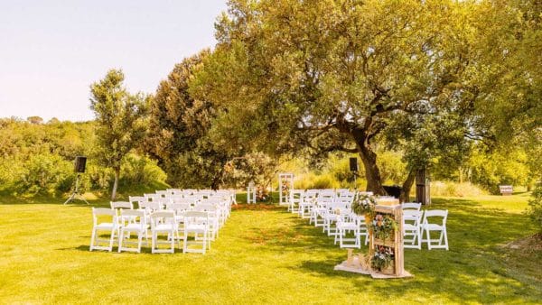 ramalaire wedding planner serveis de decoracio de casament material de lloguer cadires blanques per cerimonia i sortida de cerimonia