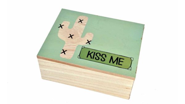 caixa de fusta amb tapa verda amb dibuix de cactus i frase "Kiss me"