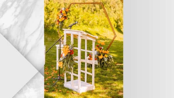 ramalaire wedding planner serveis de decoracio de casament material de lloguer atril i arc hegagonal de fusta
