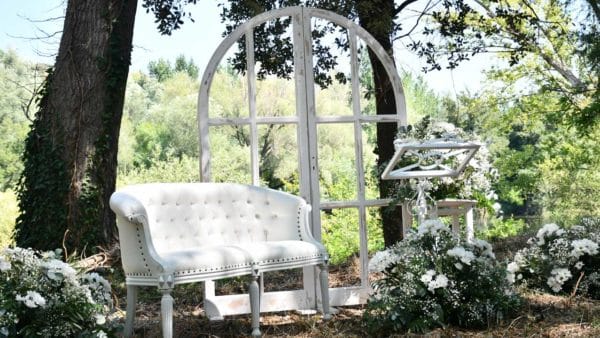 ramalaire wedding planner serveis de casament servei de decoracio deco per cerimonia arc atril flors cadires sofa