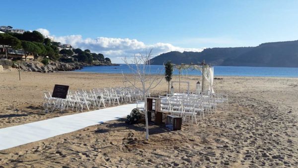 ramalaire wedding planner serveis de casament serveis de decoracio material de decoracio per casament catifa blanca llarga cerimonia en la playa