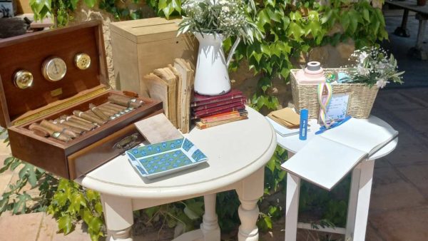 ramalaire servei de decoracio taula de firmes amb taula gran i petita caixa de puros vintage